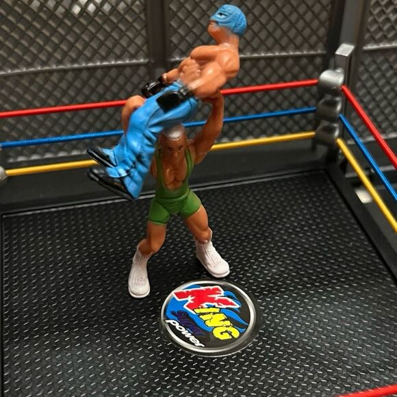 King Of Wrestlers Play-Set 12 Mini Wrestler 2 Rings & Accessories - Picture 3 of 6